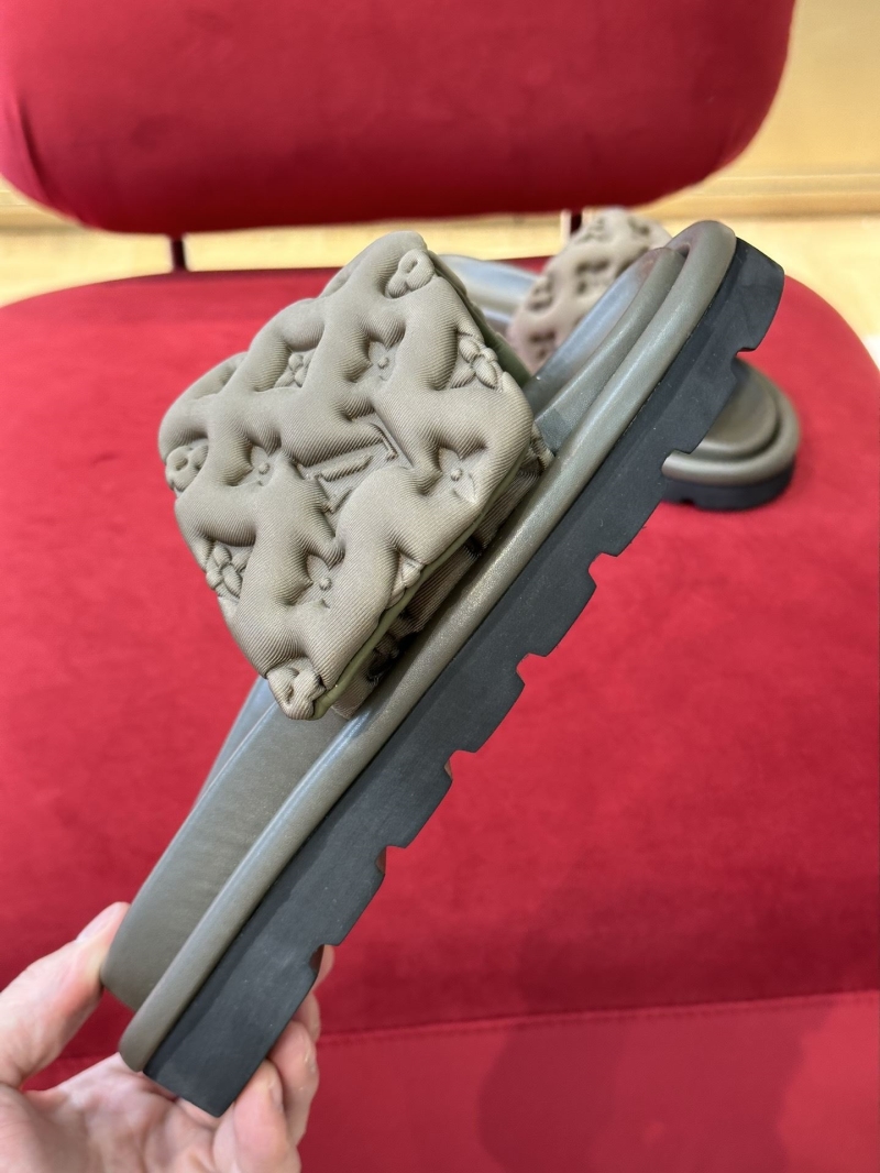 l0vis Vvtt0n slippers